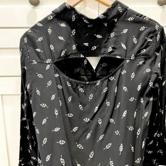 American Eagle Blouse - Black and white leaf pattern - Picture 2 of 9